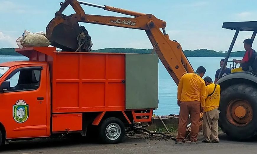 Tetap Aktif Selama Ramadan, Tim Kebersihan DLH Parepare Bersihkan Sampah di Pesisir Anjungan Cempae